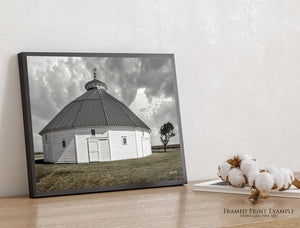 Photography | Round White Barn Vintage Style Canvas Print – Rustic Landscape Art Decor
